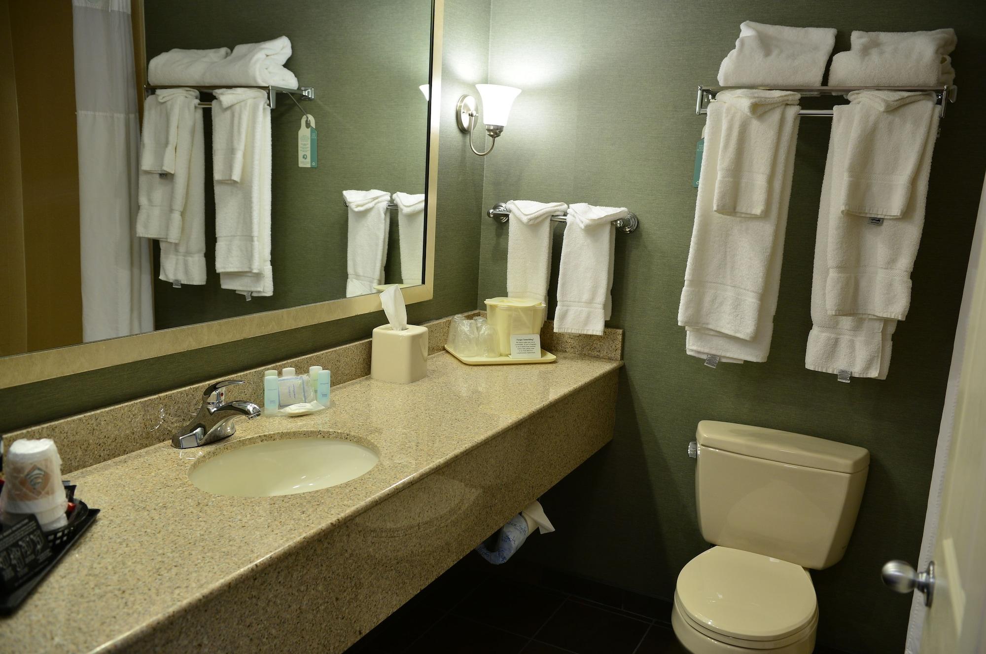 Clarion Inn & Suites At The Outlets Of Озеро Джордж Экстерьер фото