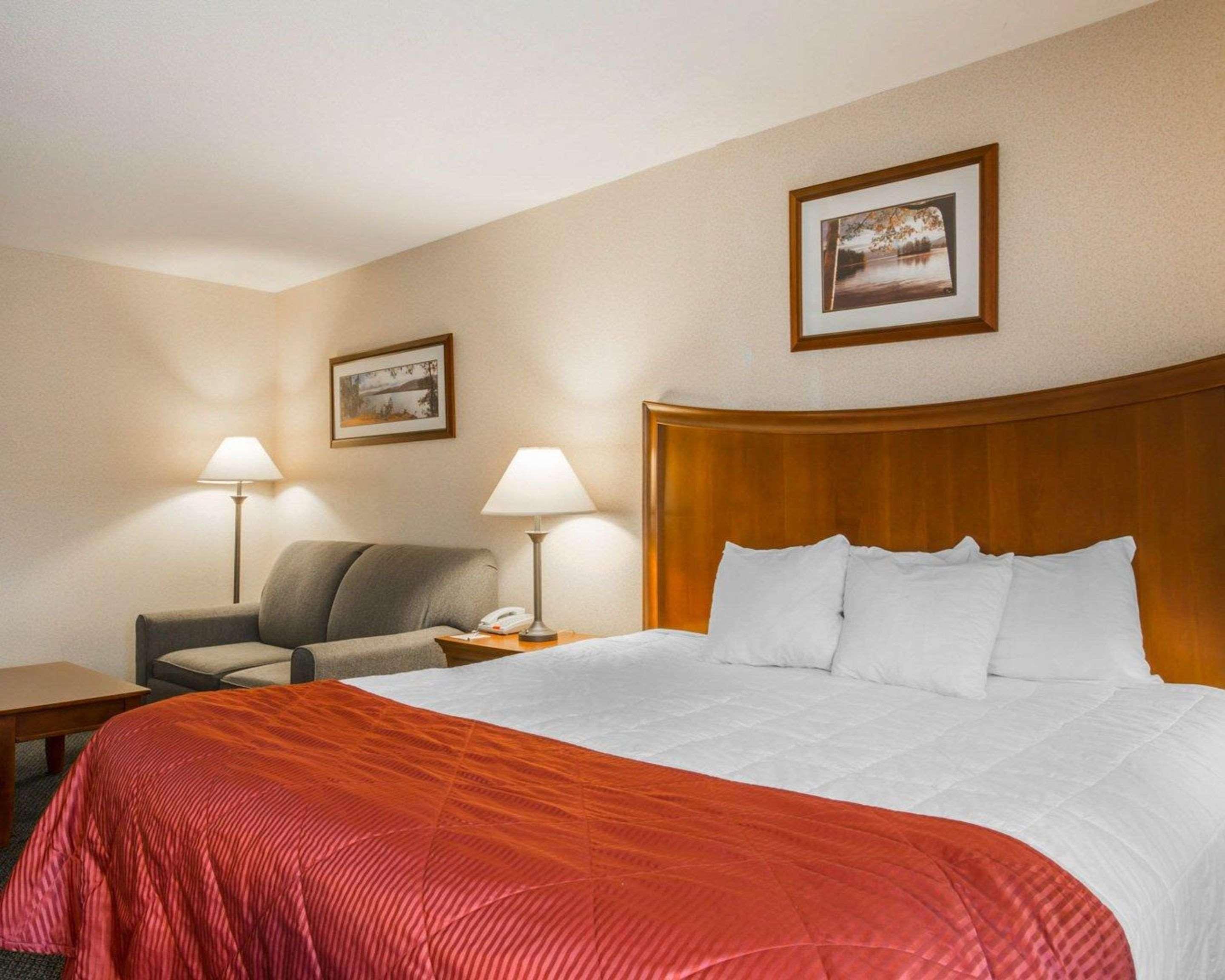 Clarion Inn & Suites At The Outlets Of Озеро Джордж Экстерьер фото