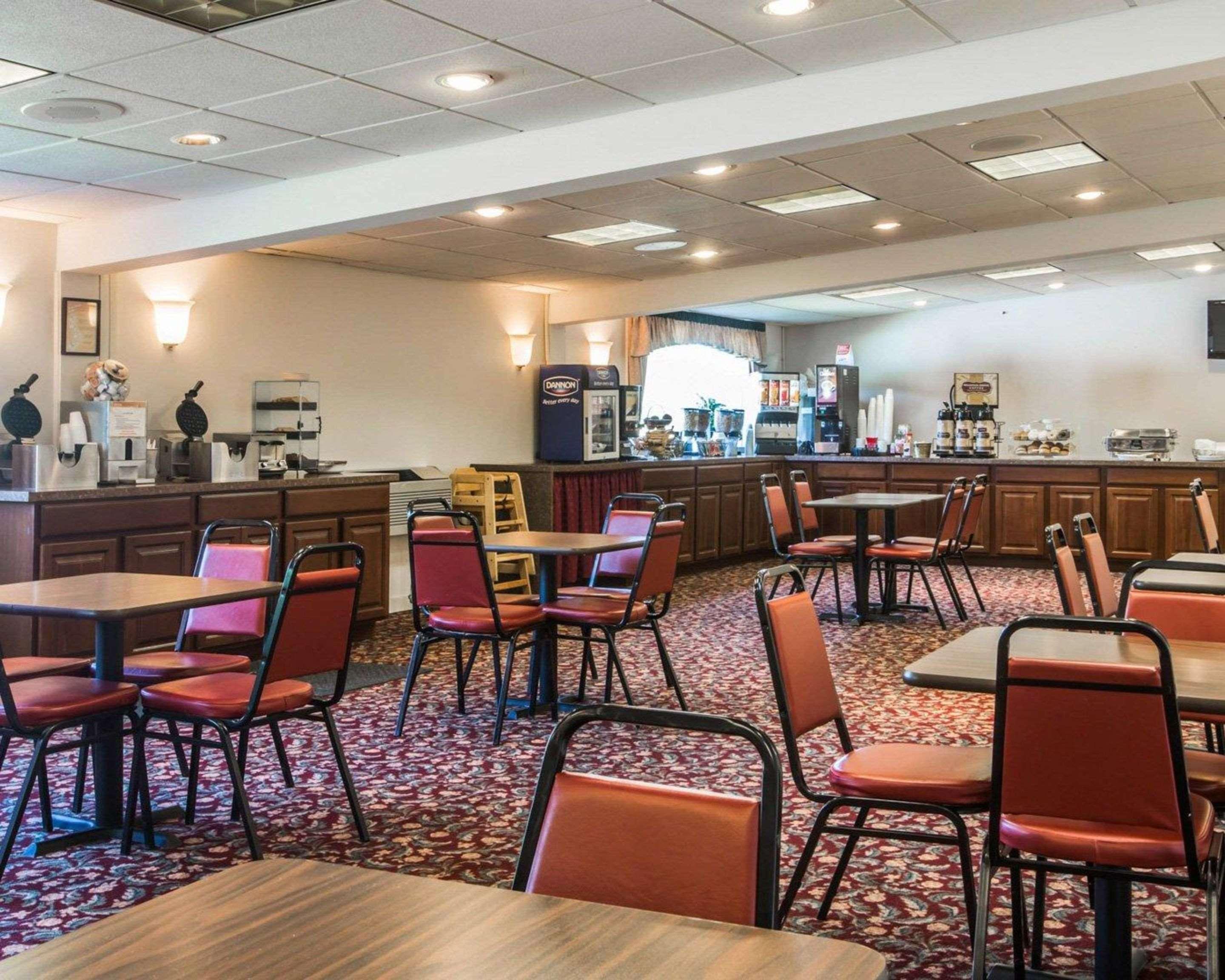 Clarion Inn & Suites At The Outlets Of Озеро Джордж Экстерьер фото