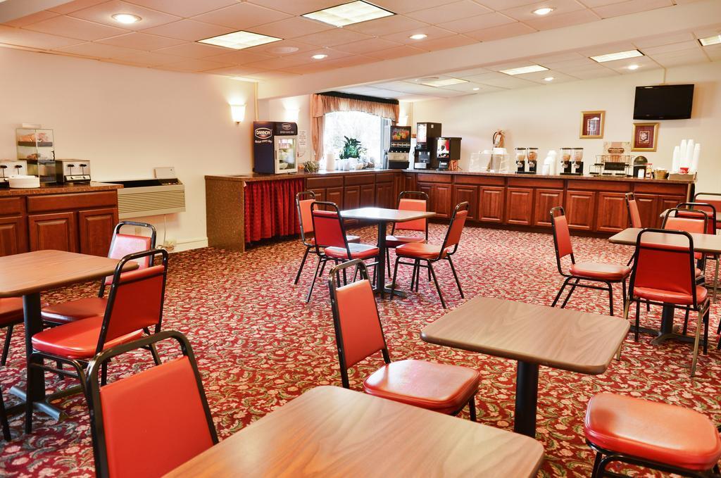 Clarion Inn & Suites At The Outlets Of Озеро Джордж Экстерьер фото