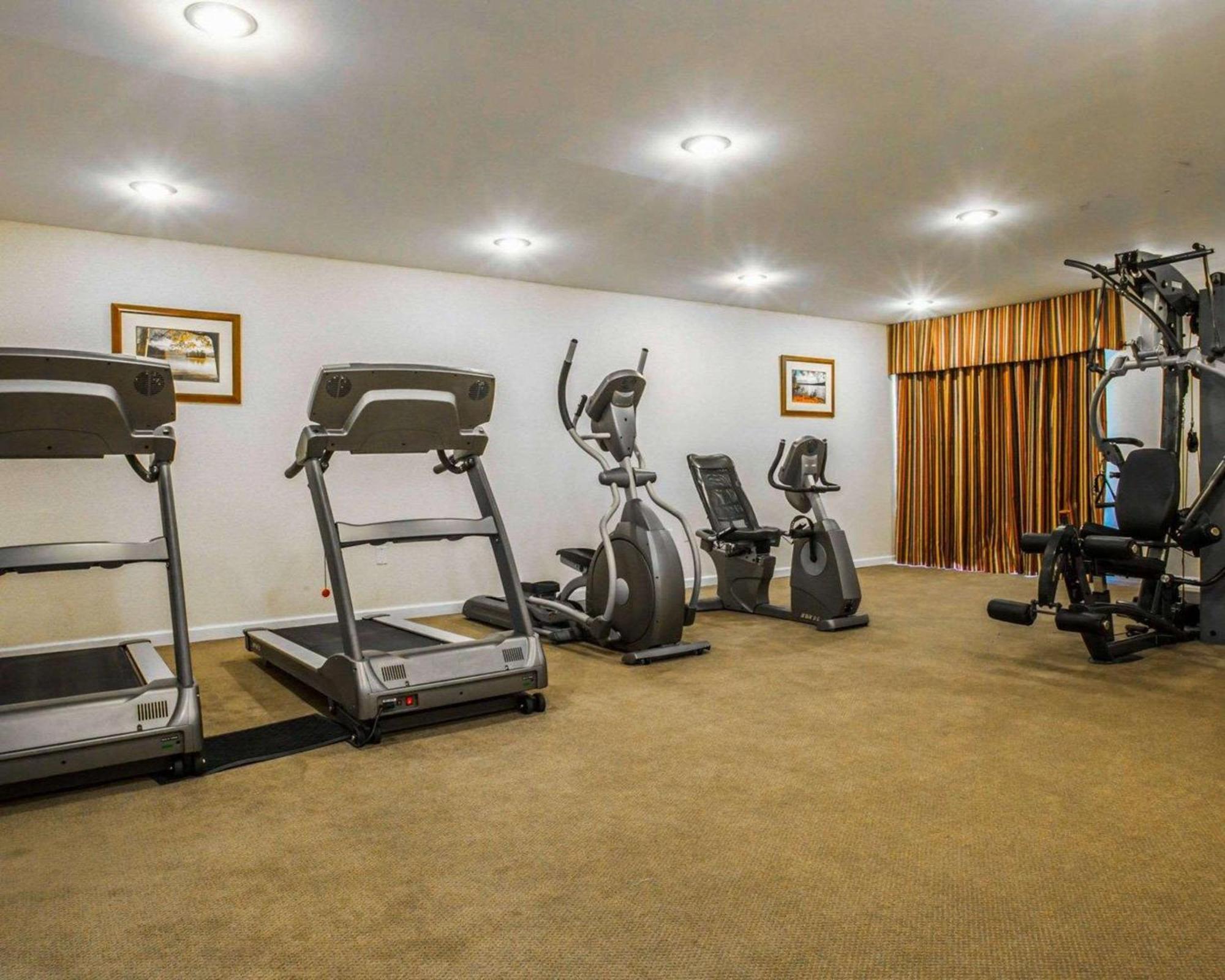 Clarion Inn & Suites At The Outlets Of Озеро Джордж Экстерьер фото