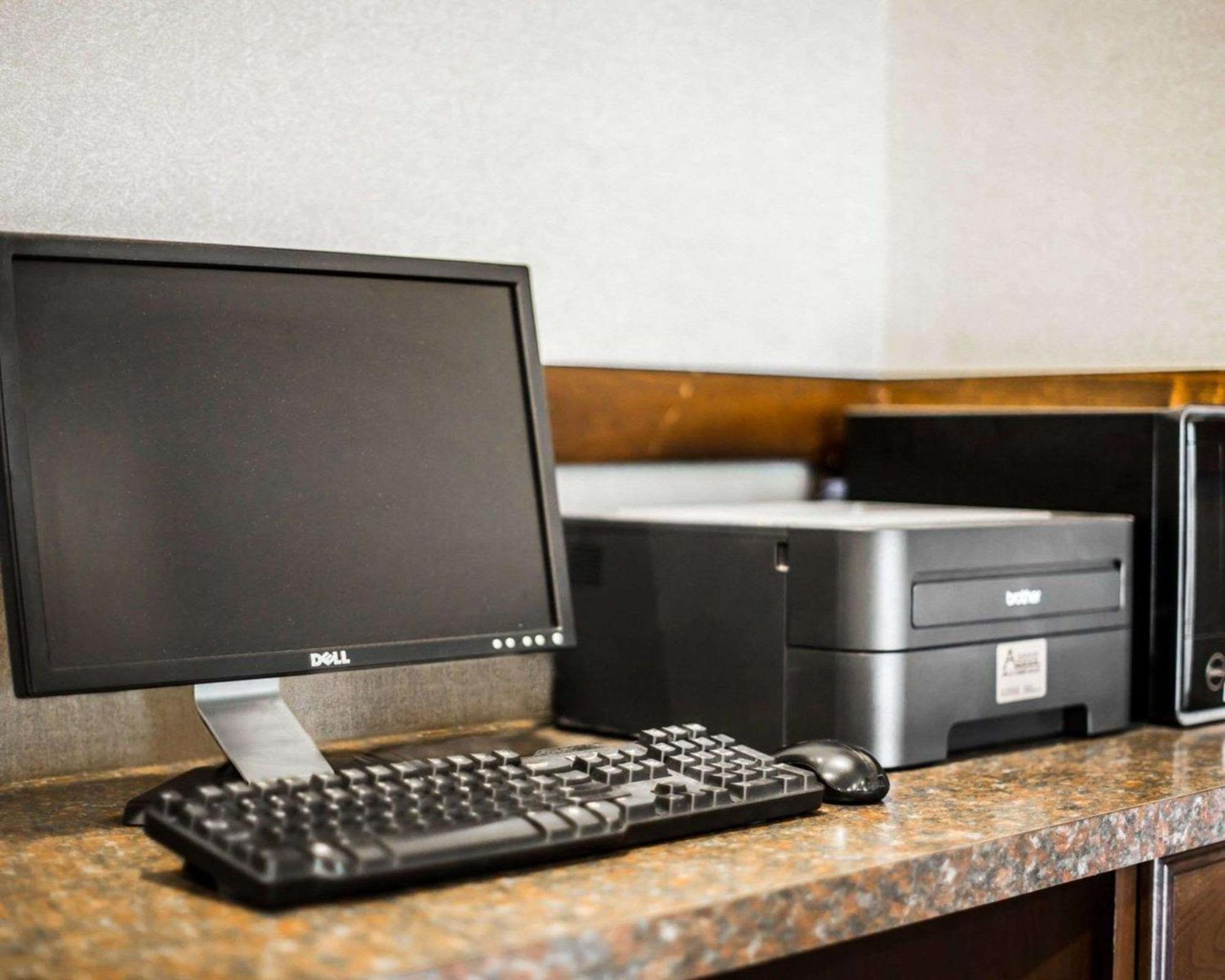 Clarion Inn & Suites At The Outlets Of Озеро Джордж Экстерьер фото