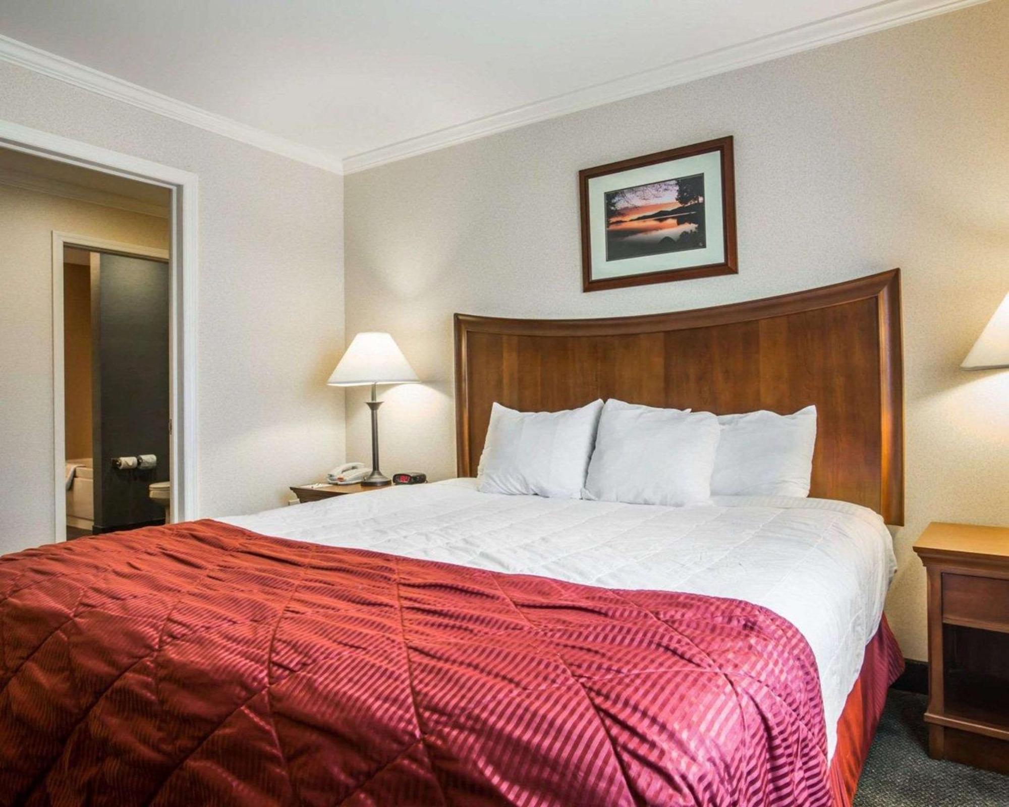 Clarion Inn & Suites At The Outlets Of Озеро Джордж Экстерьер фото