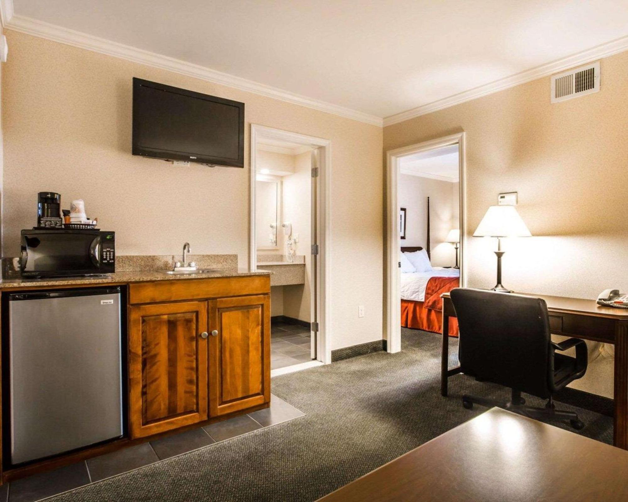 Clarion Inn & Suites At The Outlets Of Озеро Джордж Экстерьер фото