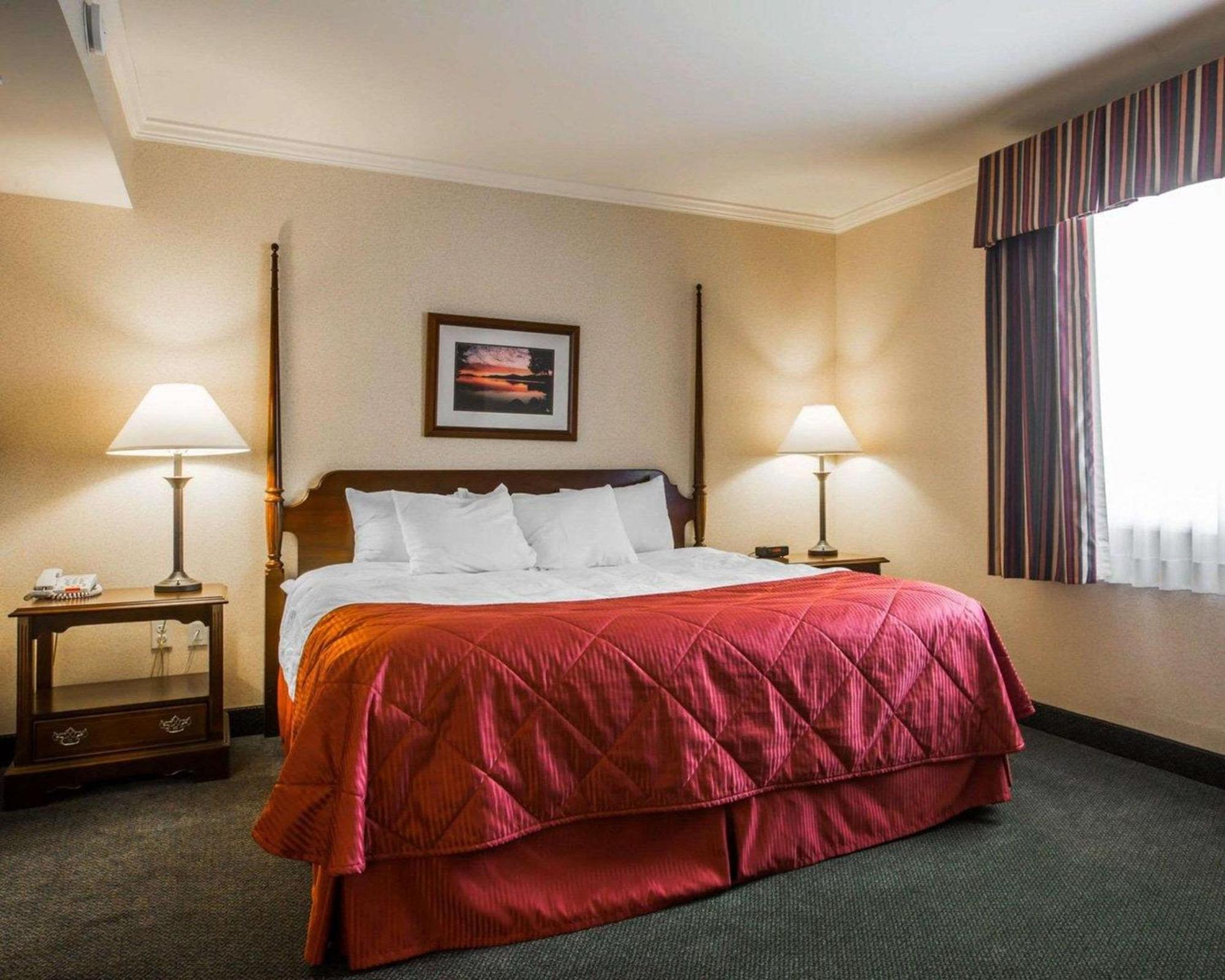 Clarion Inn & Suites At The Outlets Of Озеро Джордж Экстерьер фото