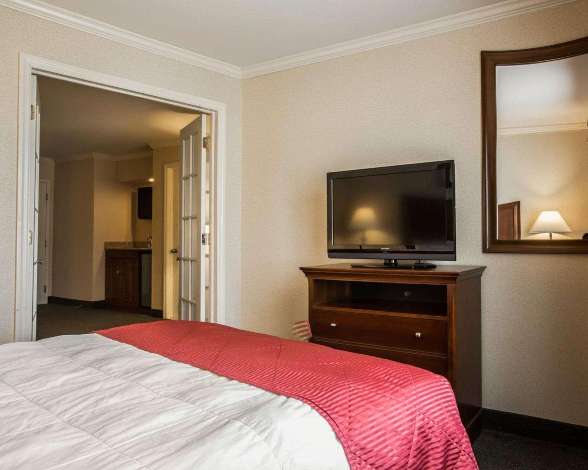 Clarion Inn & Suites At The Outlets Of Озеро Джордж Экстерьер фото
