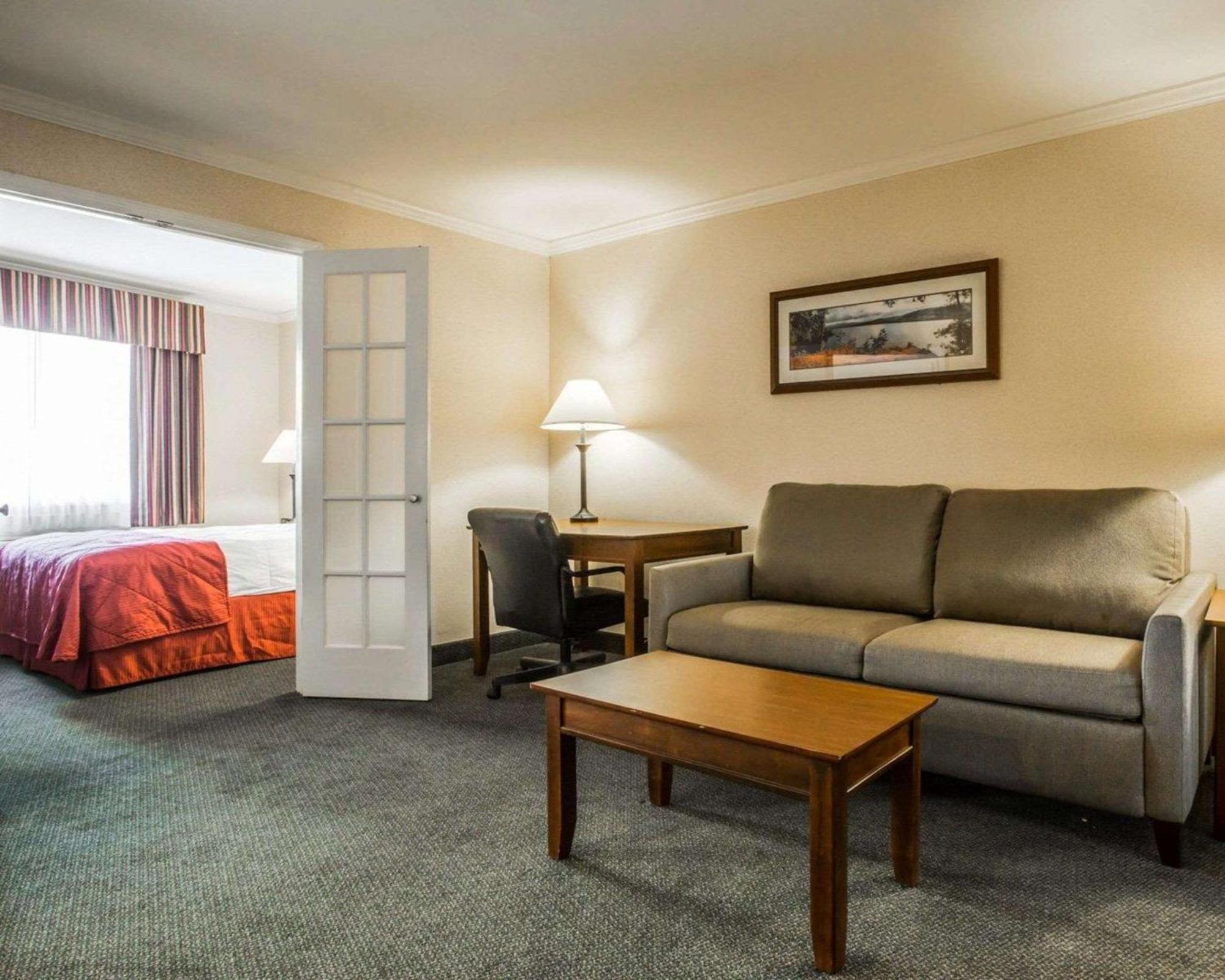 Clarion Inn & Suites At The Outlets Of Озеро Джордж Экстерьер фото