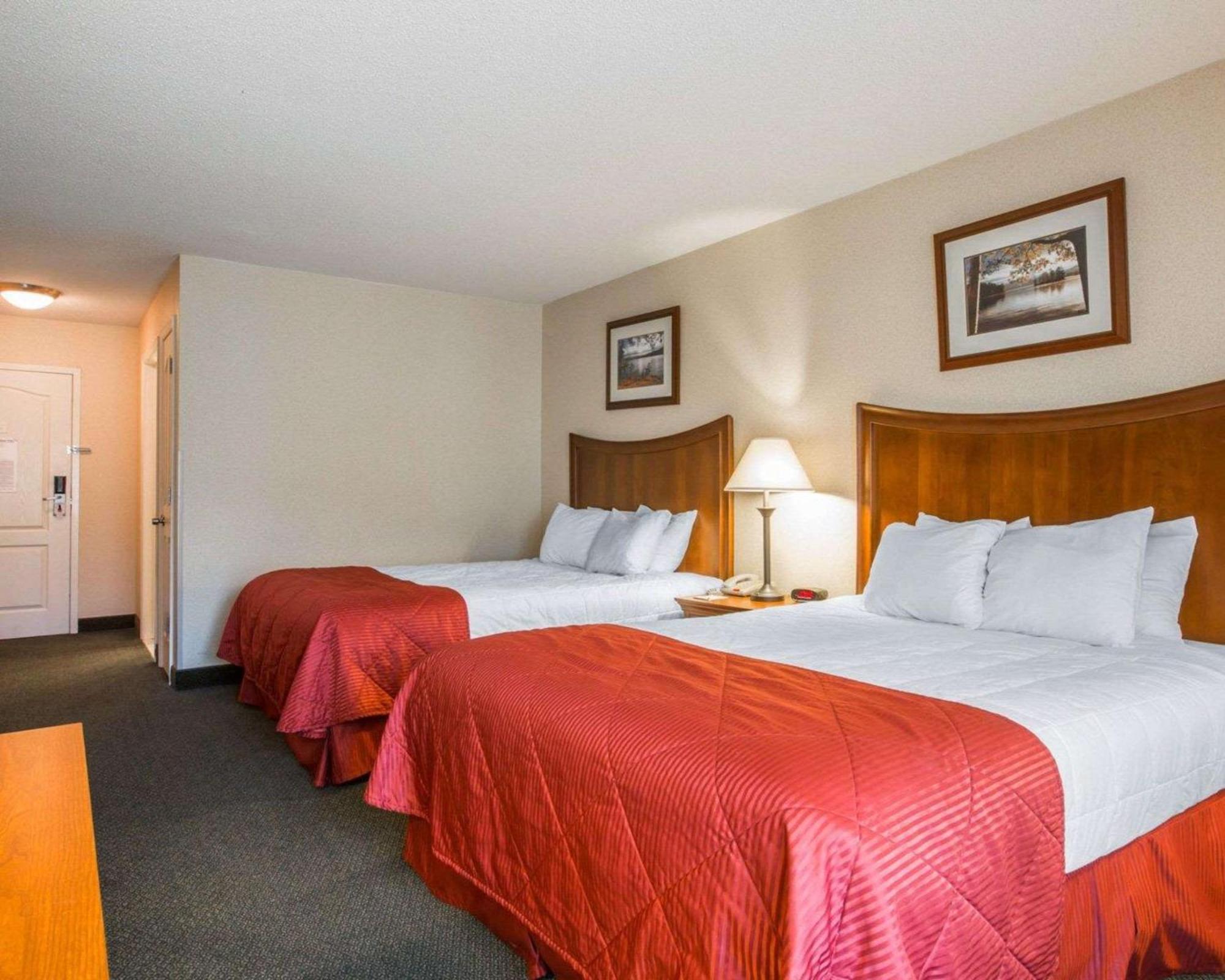 Clarion Inn & Suites At The Outlets Of Озеро Джордж Экстерьер фото