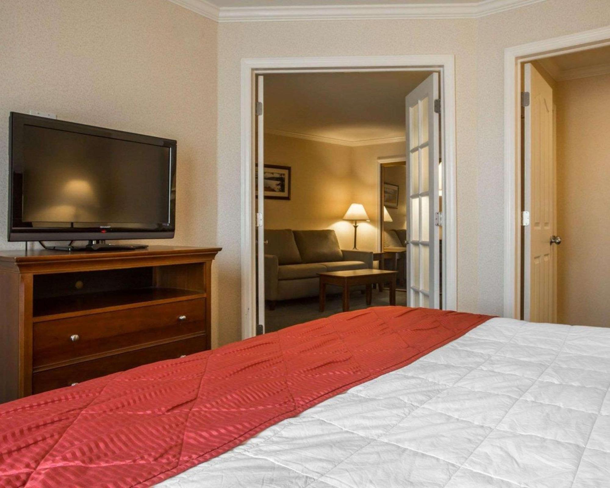 Clarion Inn & Suites At The Outlets Of Озеро Джордж Экстерьер фото