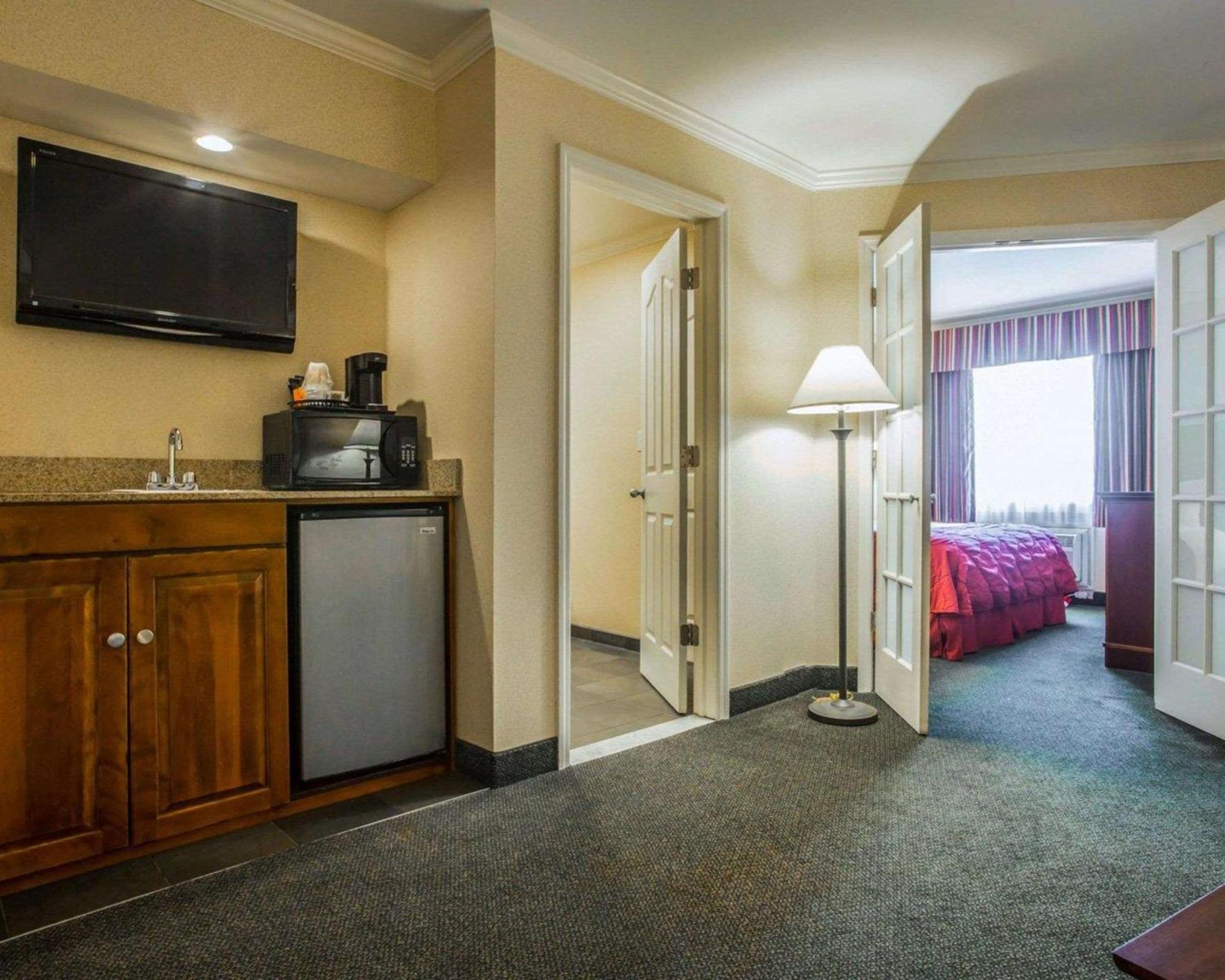 Clarion Inn & Suites At The Outlets Of Озеро Джордж Экстерьер фото
