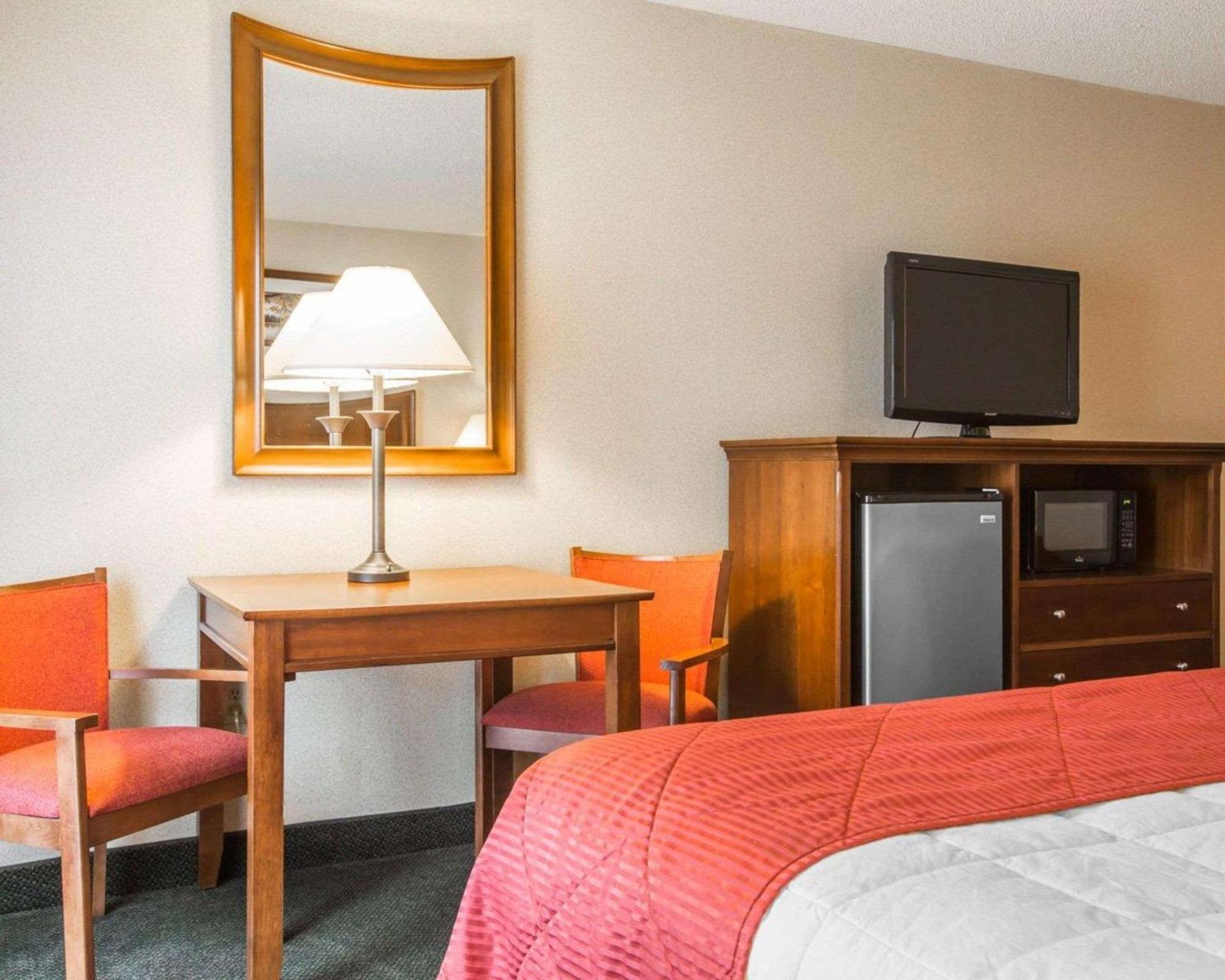 Clarion Inn & Suites At The Outlets Of Озеро Джордж Экстерьер фото