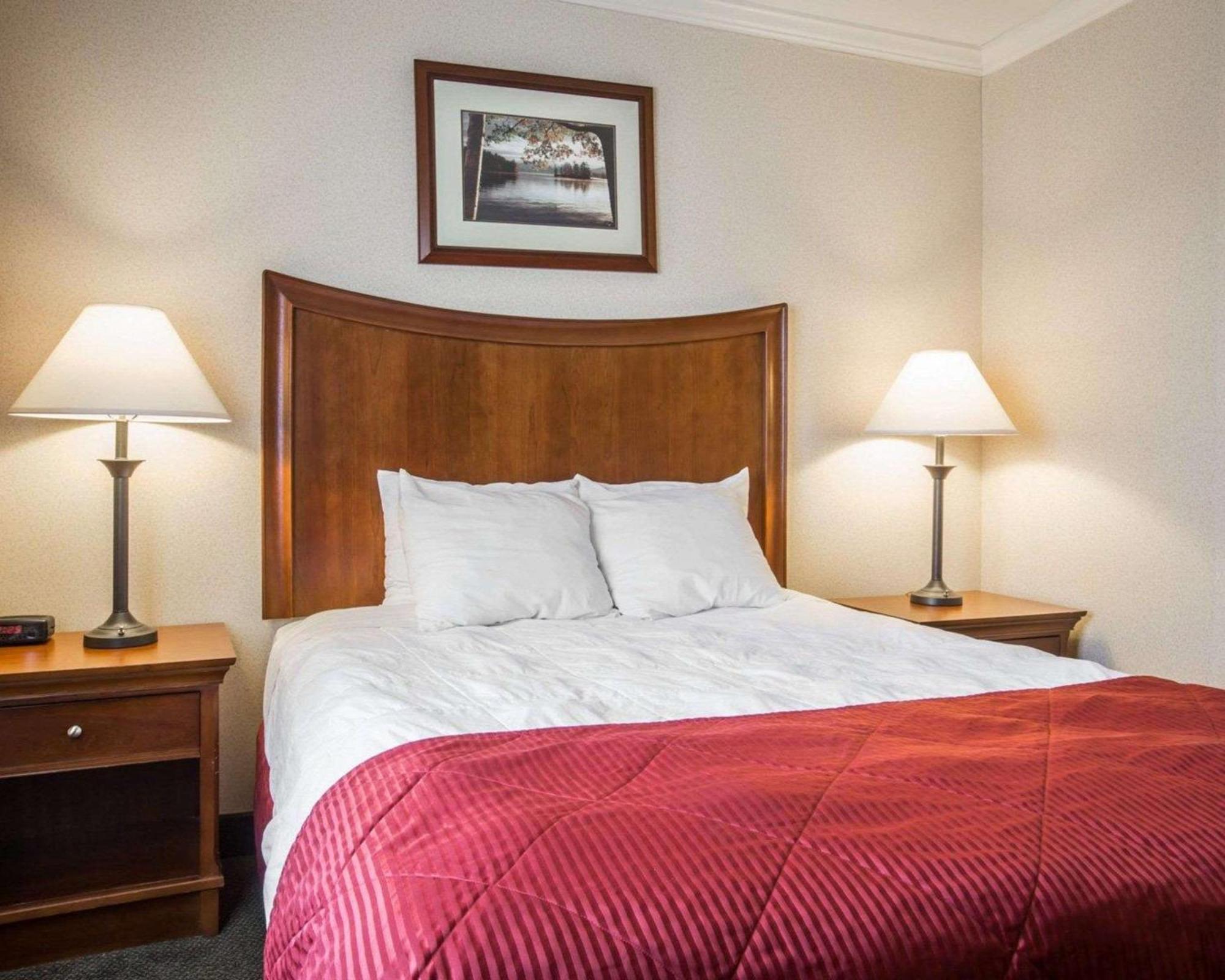 Clarion Inn & Suites At The Outlets Of Озеро Джордж Экстерьер фото