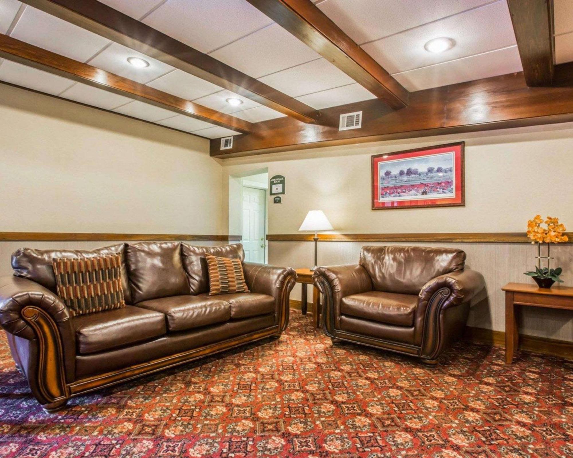 Clarion Inn & Suites At The Outlets Of Озеро Джордж Экстерьер фото