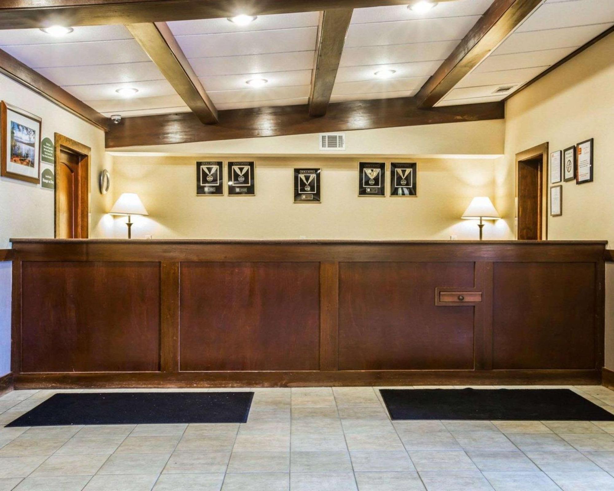 Clarion Inn & Suites At The Outlets Of Озеро Джордж Экстерьер фото