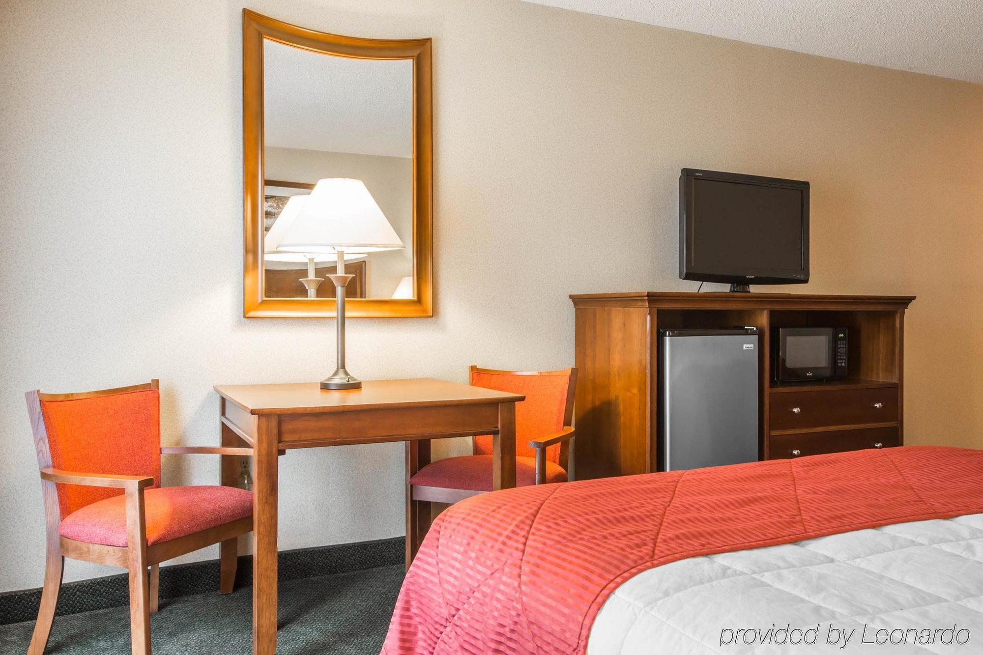 Clarion Inn & Suites At The Outlets Of Озеро Джордж Экстерьер фото