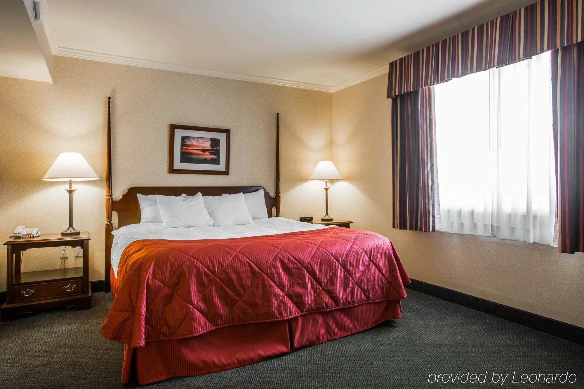Clarion Inn & Suites At The Outlets Of Озеро Джордж Экстерьер фото
