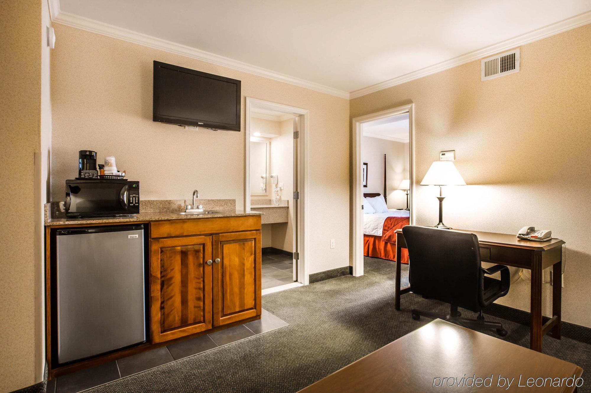 Clarion Inn & Suites At The Outlets Of Озеро Джордж Экстерьер фото