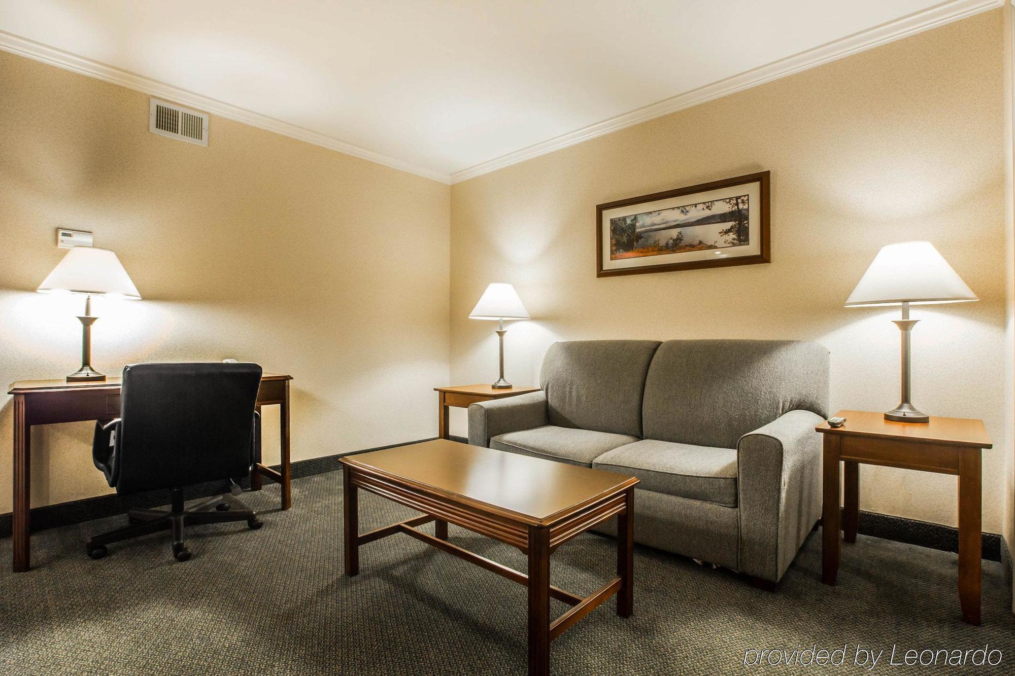 Clarion Inn & Suites At The Outlets Of Озеро Джордж Экстерьер фото