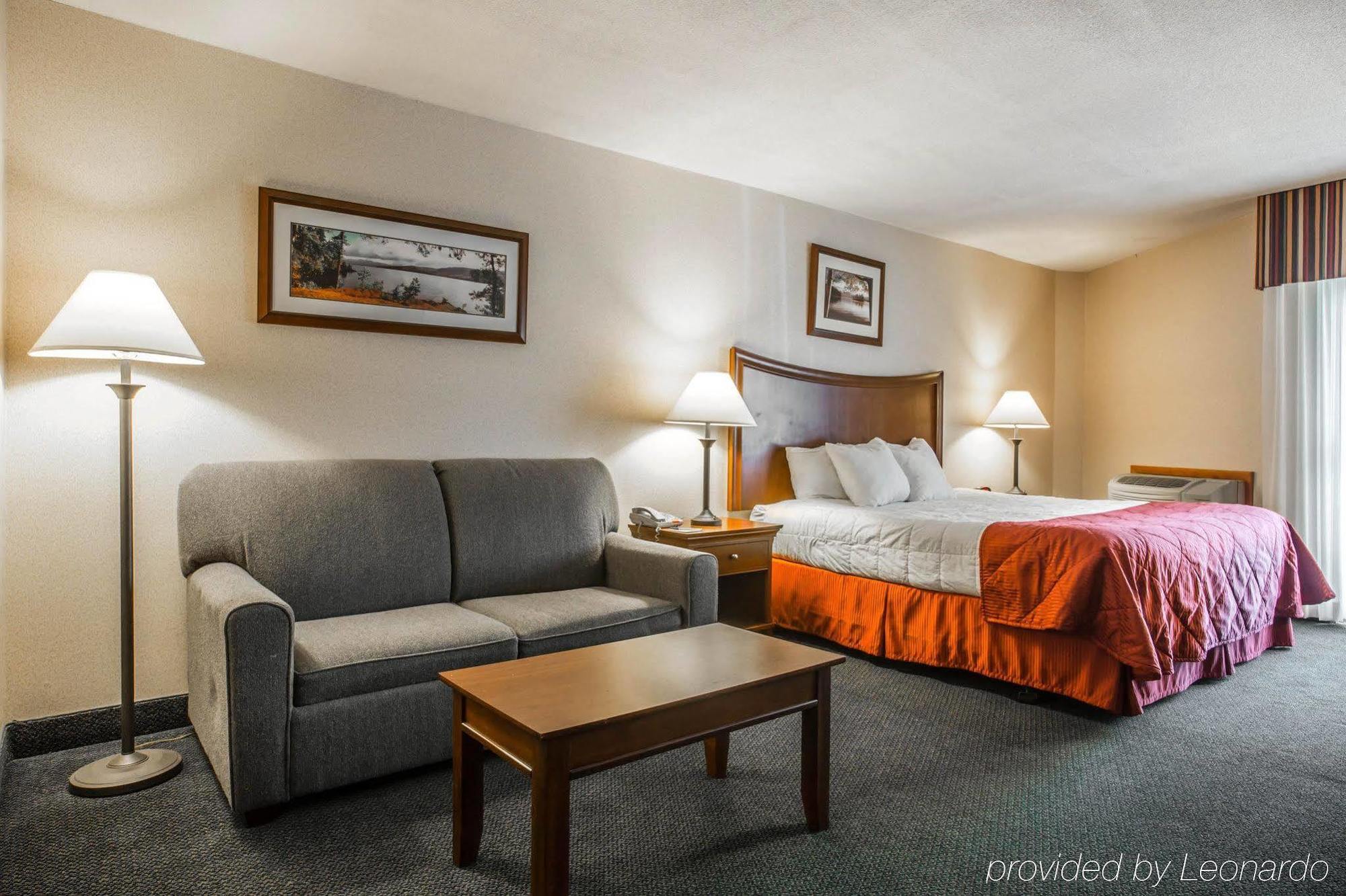 Clarion Inn & Suites At The Outlets Of Озеро Джордж Экстерьер фото
