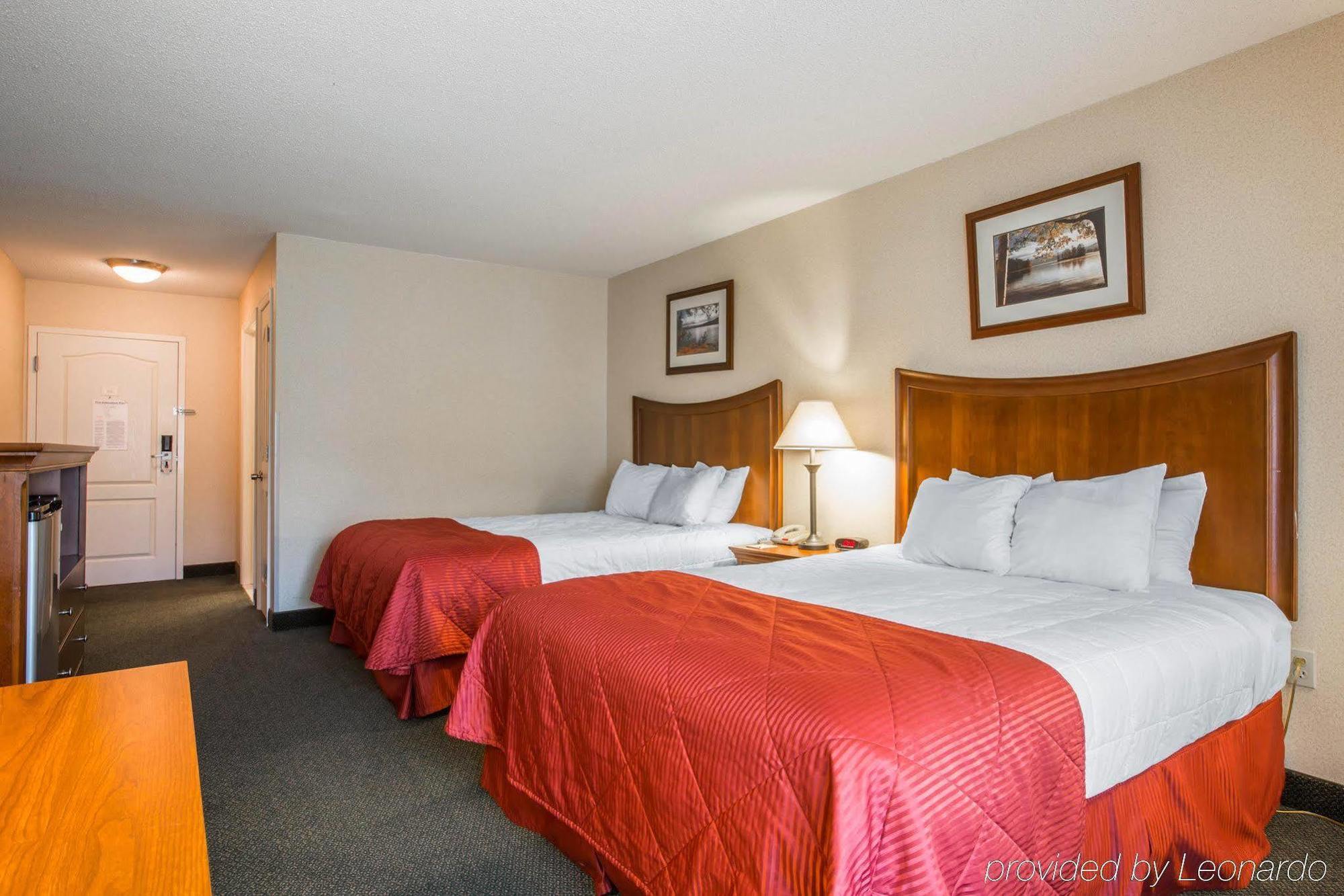 Clarion Inn & Suites At The Outlets Of Озеро Джордж Экстерьер фото
