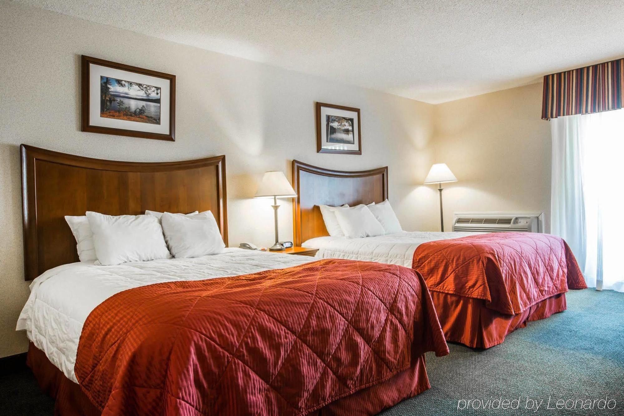 Clarion Inn & Suites At The Outlets Of Озеро Джордж Экстерьер фото