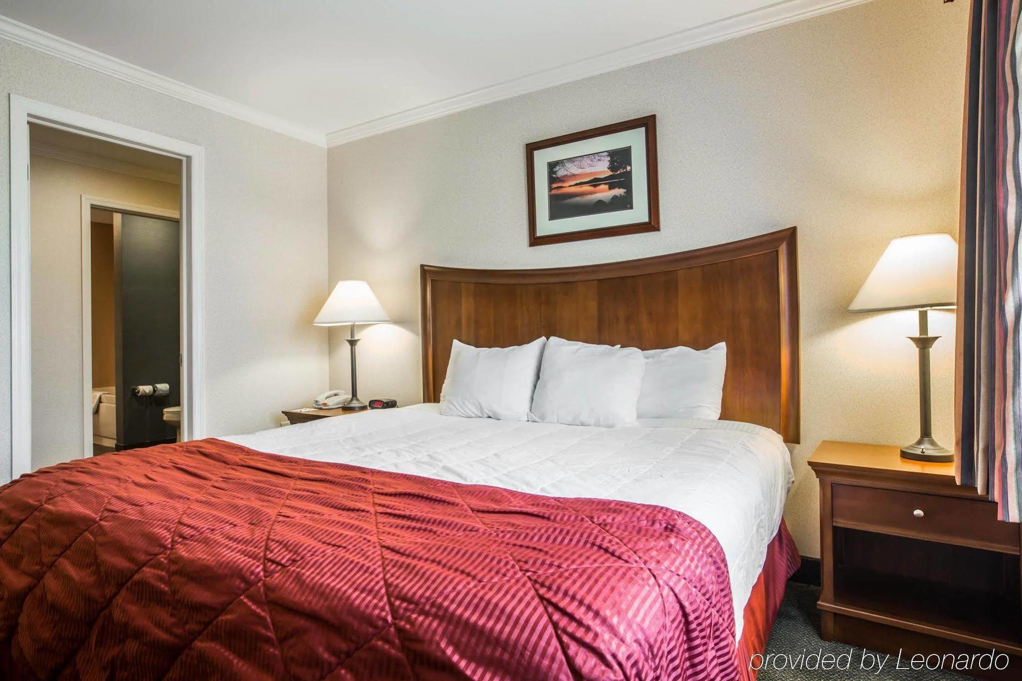 Clarion Inn & Suites At The Outlets Of Озеро Джордж Экстерьер фото