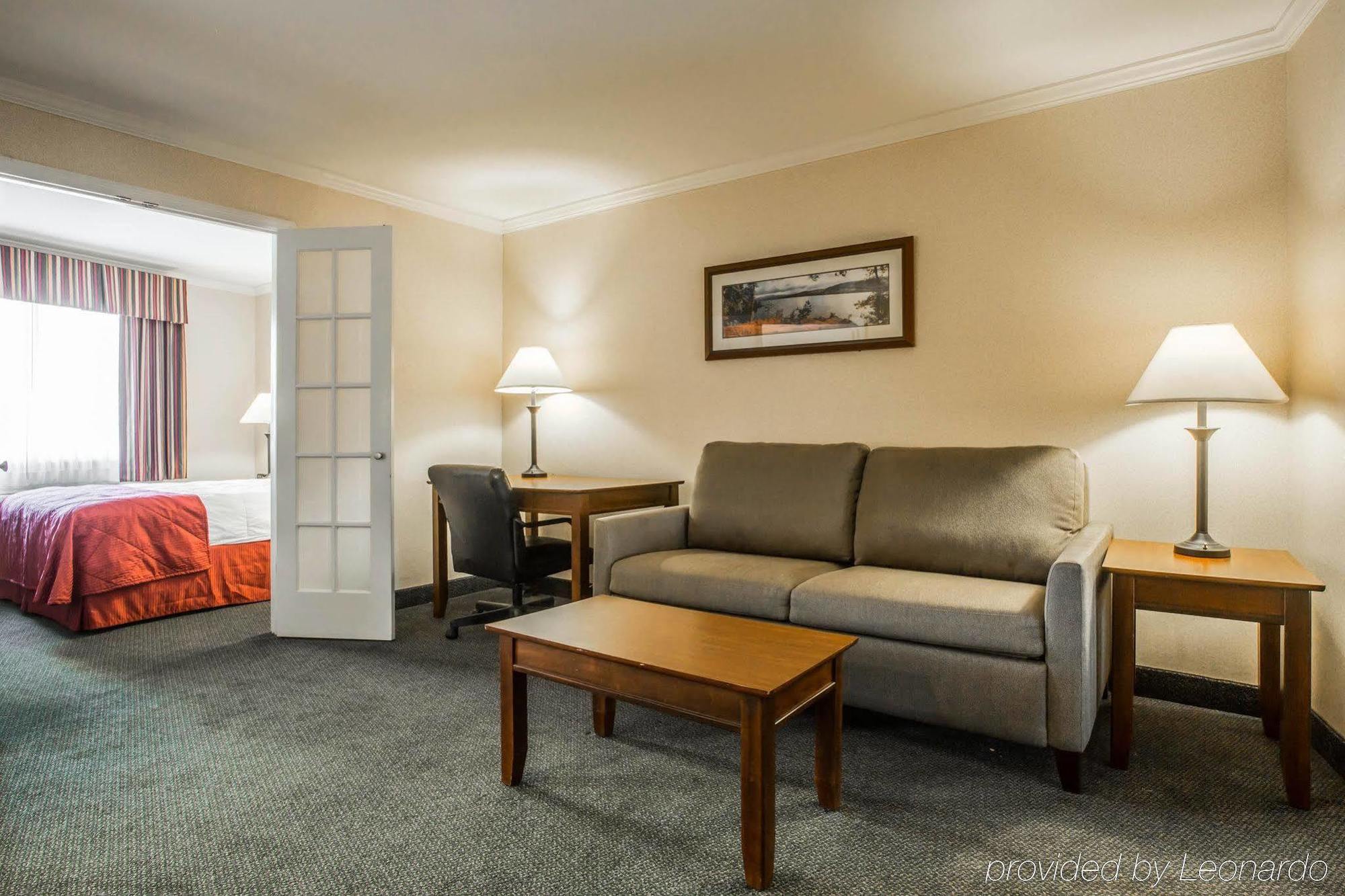 Clarion Inn & Suites At The Outlets Of Озеро Джордж Экстерьер фото