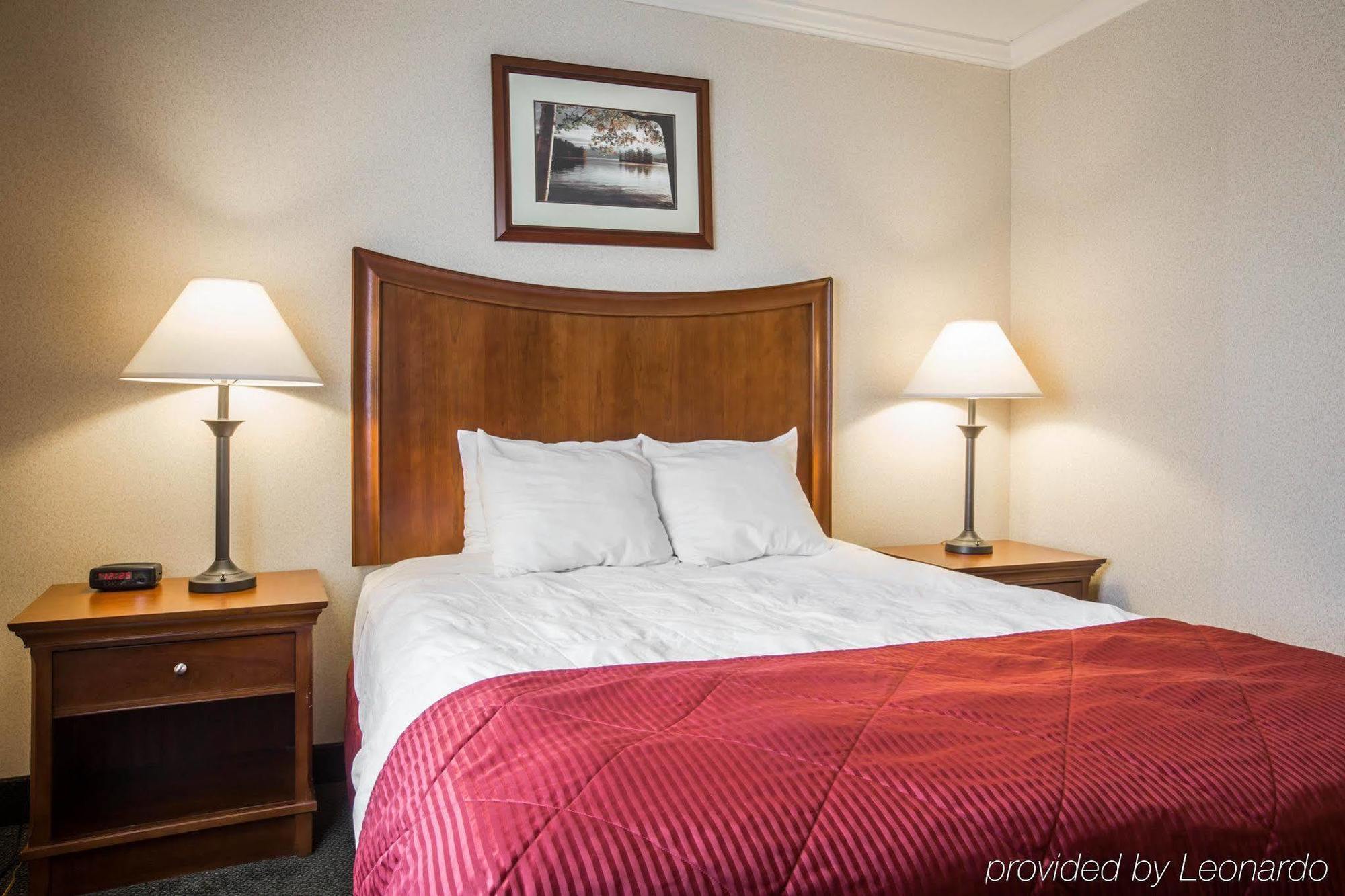 Clarion Inn & Suites At The Outlets Of Озеро Джордж Экстерьер фото