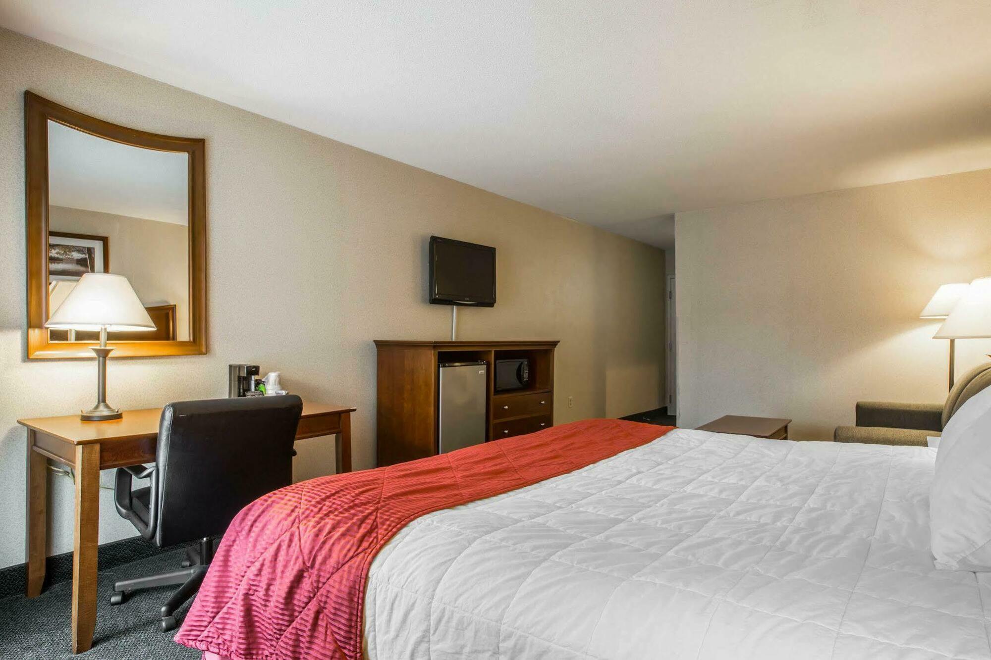 Clarion Inn & Suites At The Outlets Of Озеро Джордж Экстерьер фото
